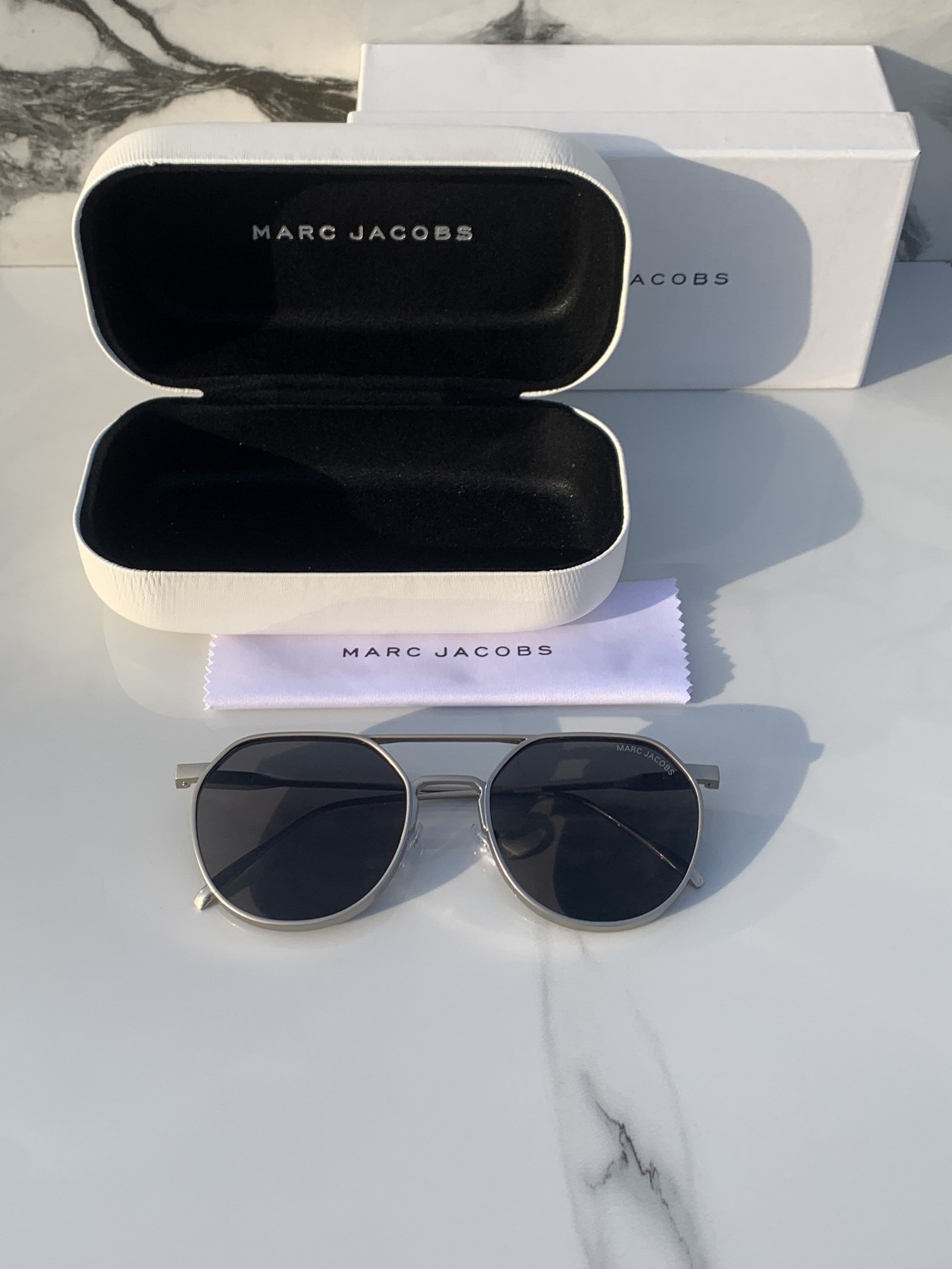 Branded Mj Metal Frame Silver Black Sunglasses (With Original Kit) - Image 4