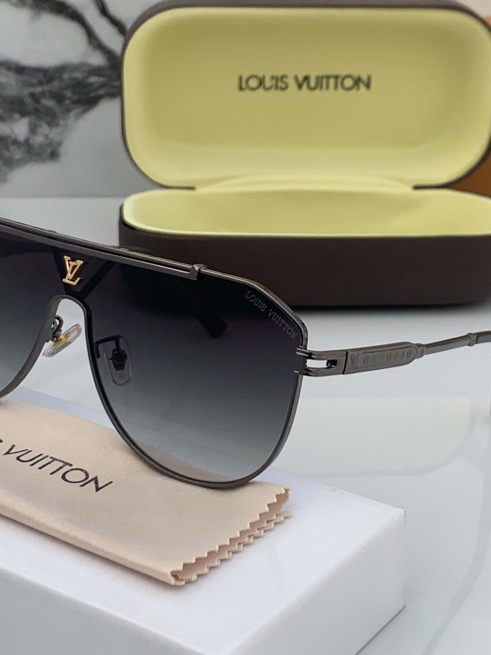 Branded Lv 22295 Sunglasses Green Shaded (With Original Kit) - Image 4
